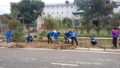Đoàn viên trường Mầm non Sơn Ca ra quân lao động dọn vệ sinh môi trường