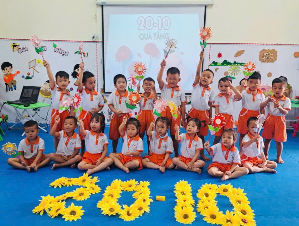 TRƯỜNG MẦM NON SƠN CA VỚI HĐ “MÓN QUÀ YÊU THƯƠNG – GỬI TẶNG BÀ, TẶNG MẸ  NGÀY 20/10”